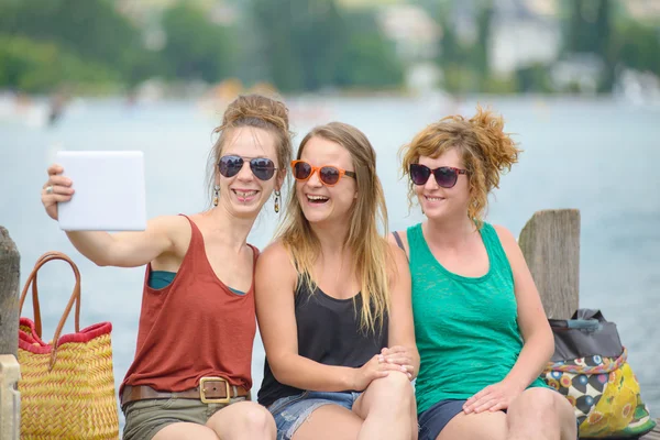 Tres mujeres jóvenes hacen turismo — Foto de Stock