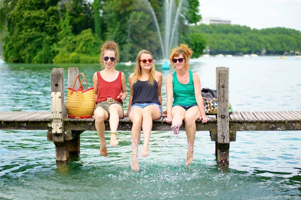 Tres mujeres jóvenes hacen turismo — Foto de Stock