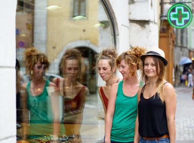 Üç genç kadın alışverişe gitmek