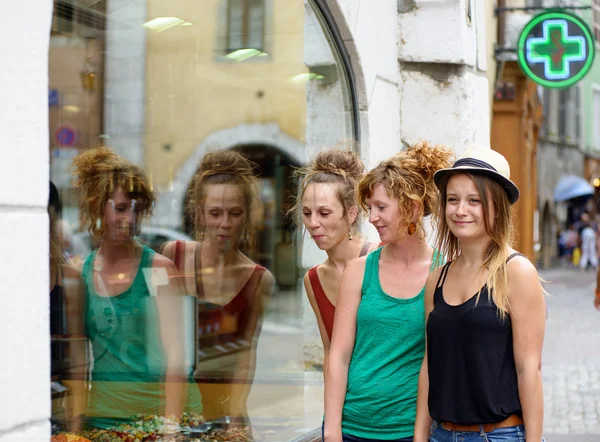 Three young women go shopping — Stock Photo, Image