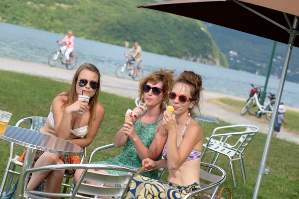 Trzy kobiety jedzenie lodów na tarasie — Zdjęcie stockowe