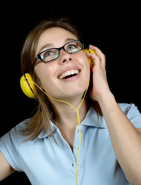 Bir kulaklık ile müzik dinlemek güzel bir kadın — Stok fotoğraf