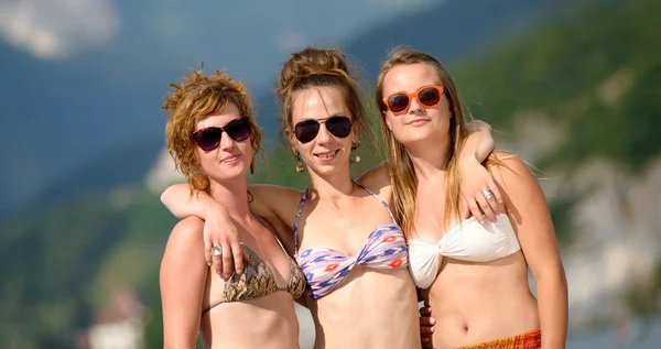 Tres mujeres jóvenes hacen turismo en Francia — Foto de Stock