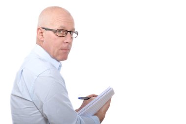 adam ayakta bir defter ile