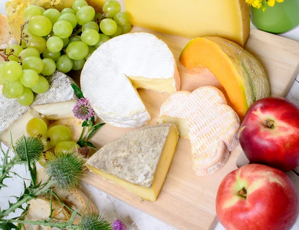 Assortiment de fromages français et de fruits de saison — Photo