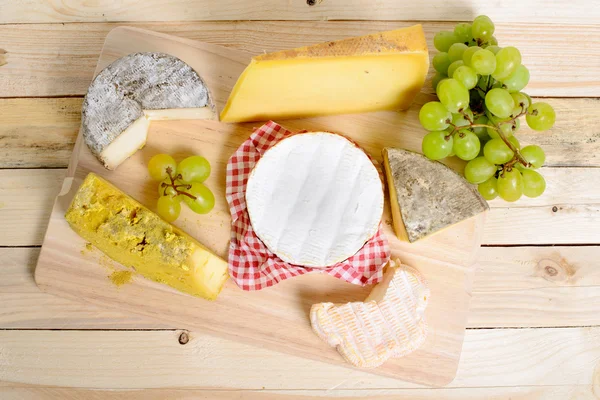 Assortiment de fromages français et de fruits de saison — Photo