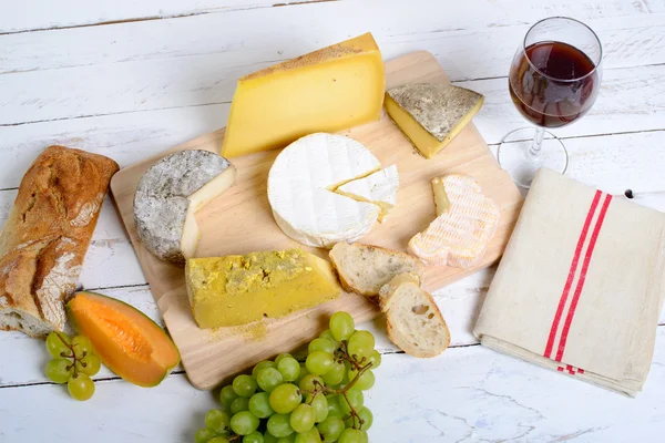 Assortiment de fromages français et de fruits de saison — Photo