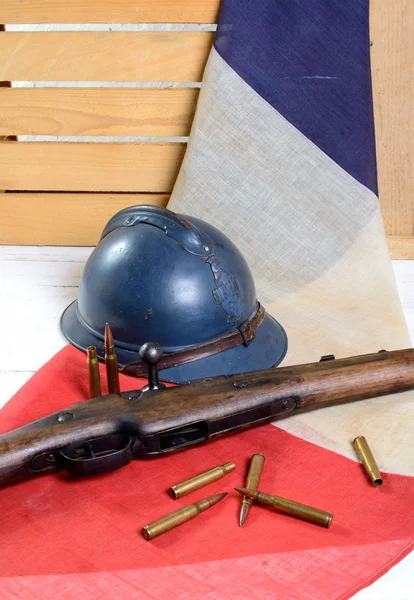 Capacete francês da Primeira Guerra Mundial com uma arma em um b branco vermelho — Fotografia de Stock