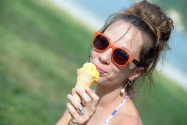 Doğal genç kadın. 