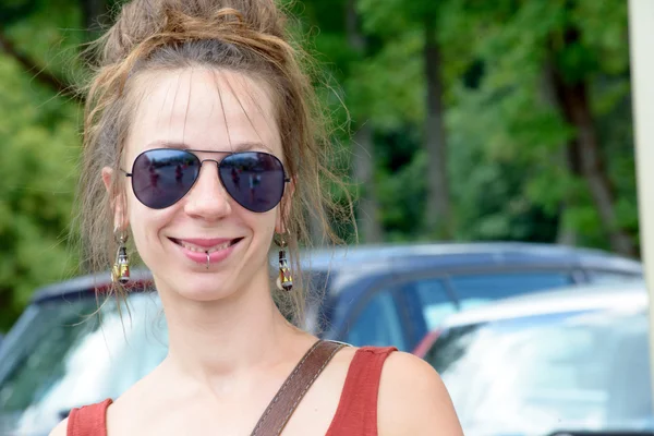 Mujer joven sonrisa natural — Foto de Stock