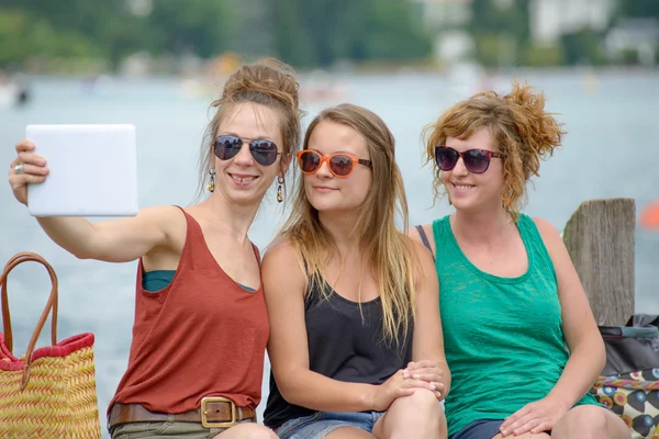 Tres mujeres jóvenes hacen turismo — Foto de Stock