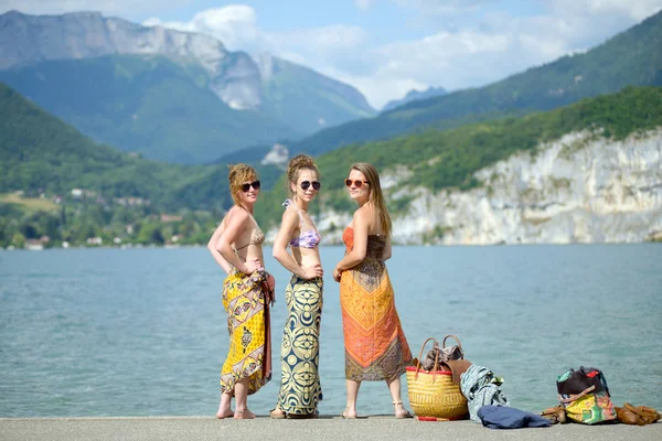 Tre unga kvinnor på stranden — Stockfoto