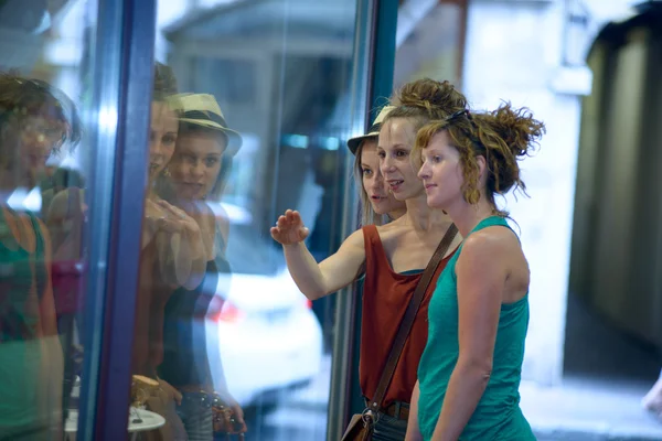 Three young women go shopping — Stock Photo, Image