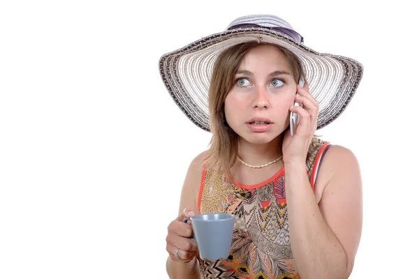 Mujer bonita en el teléfono con una taza de té — Foto de Stock