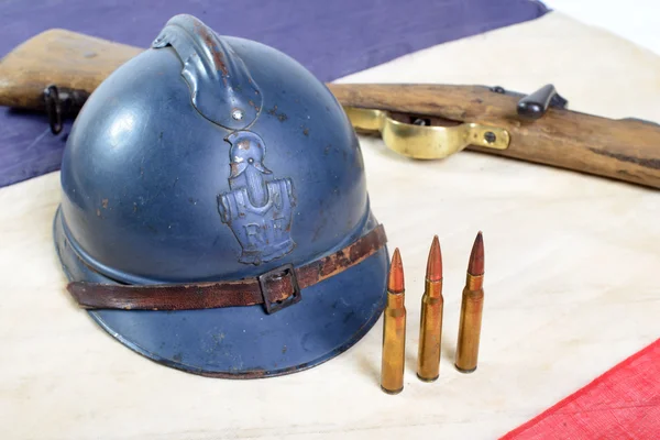 French helmet of the First World War with a gun on french flag — Stock Photo, Image