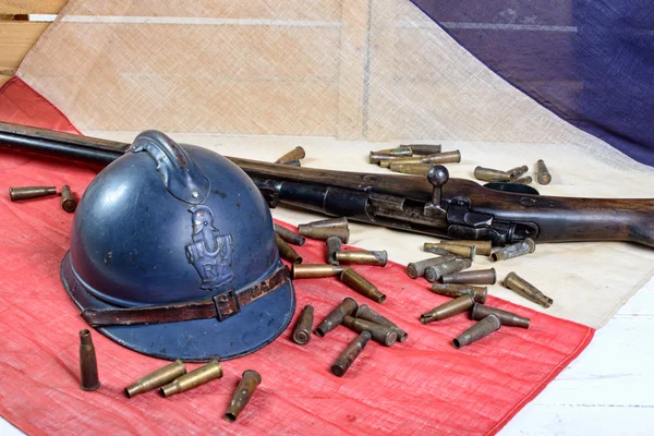 Французька шолом першої світової війни з пістолетом на французьким прапором — стокове фото