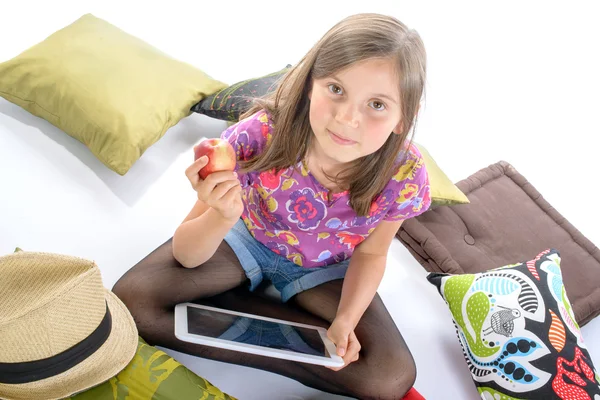 Studentessa con tablet digitale e frutta — Foto Stock