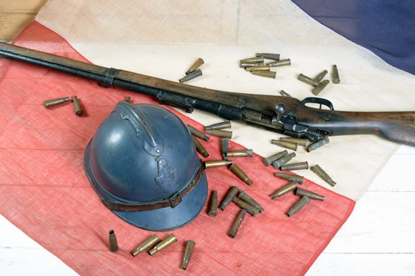 Французский шлем Первой мировой войны с пистолетом на французском флаге — стоковое фото