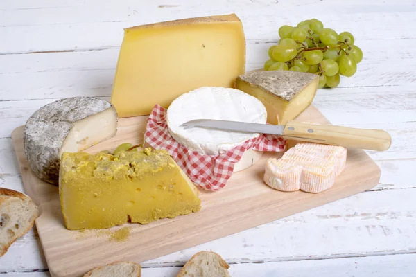 Assortiment de fromages français et de fruits de saison — Photo