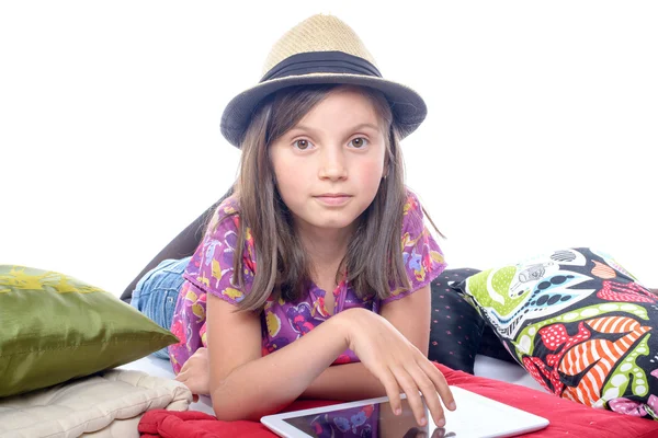 Schoolgirl met een digitale tablet — Stockfoto