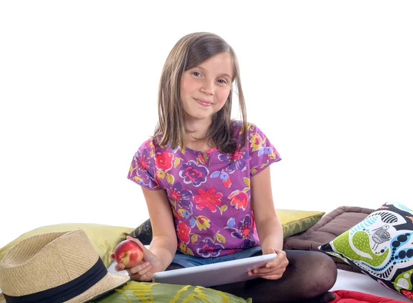 Studentessa con tablet digitale e frutta — Foto Stock