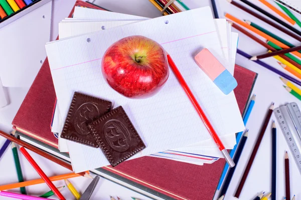 Útiles escolares con una manzana —  Fotos de Stock