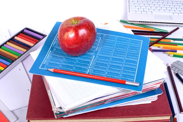 Útiles escolares con una manzana —  Fotos de Stock