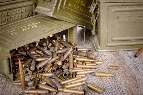 Box of ammunition with empty cartridges — Stock Photo, Image