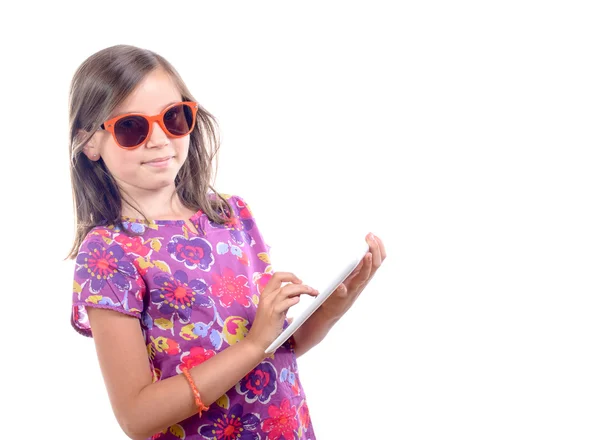 Schoolgirl met een digitale tablet — Stockfoto