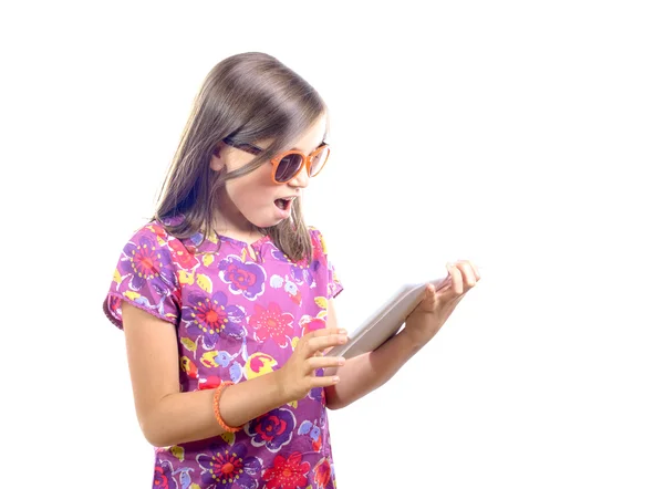 Schoolgirl met een digitale tablet — Stockfoto