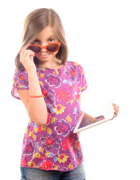 Schoolgirl met een digitale tablet — Stockfoto