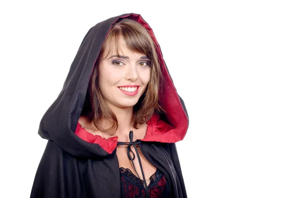 Красивая девушка в черном плаще на Хэллоуин — стоковое фото