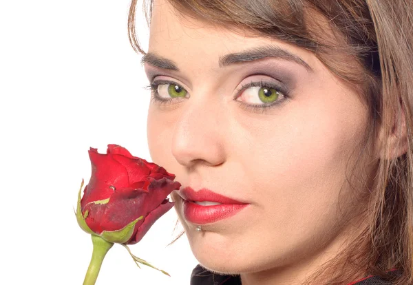 Sorrindo menina vestida com uma capa preta cheira a uma rosa vermelha — Fotografia de Stock