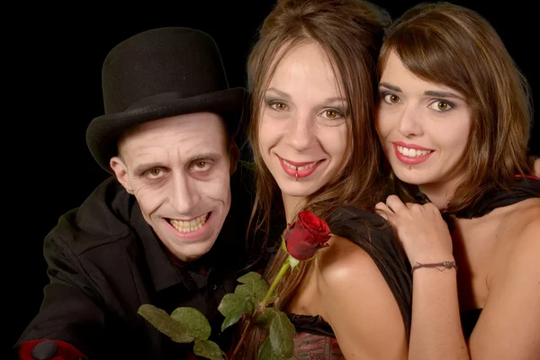 Две женщины и замаскированный мужчина на Хэллоуин — стоковое фото