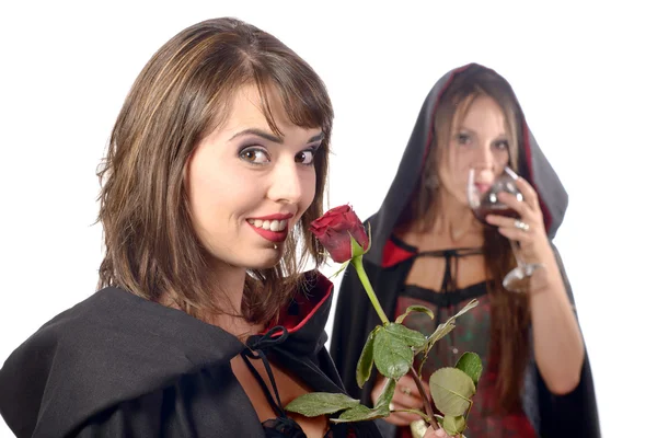 Dwóch młodych kobiet w ukrycia halloween kieliszkiem krwi i — Zdjęcie stockowe