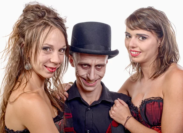 Deux femmes et un homme déguisé en vampire — Photo