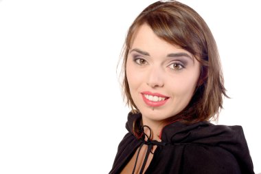 güzel kız siyah pelerin Cadılar Bayramı için giyinmiş.