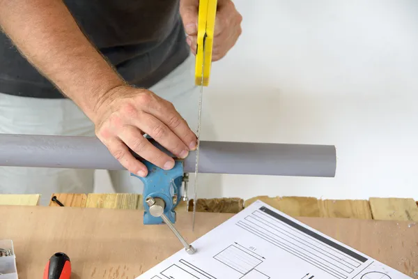 bir tesisatçı pvc Boru kesme