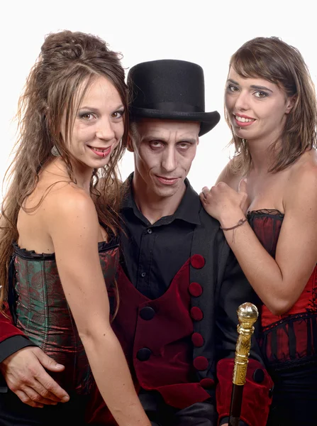 Duas mulheres e um homem disfarçado de vampiro — Fotografia de Stock
