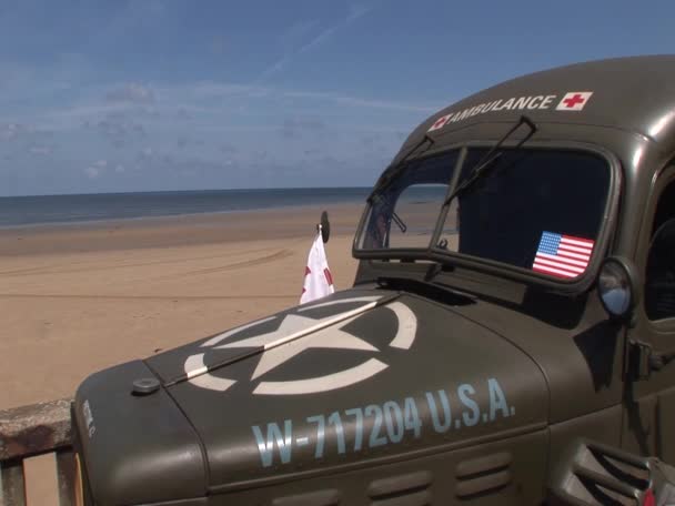Dodge ambulanza sulla spiaggia di Omaha — Video Stock