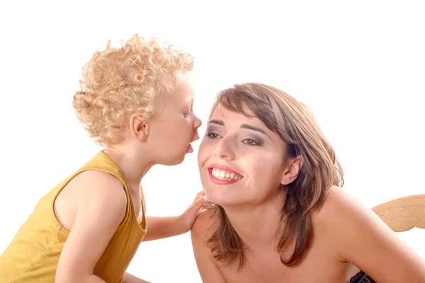 Маленький мальчик целует красивую девушку — стоковое фото