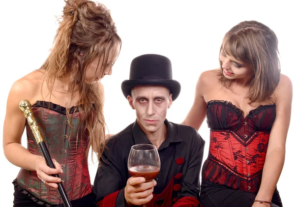 Deux femmes et un homme déguisé en vampire — Photo