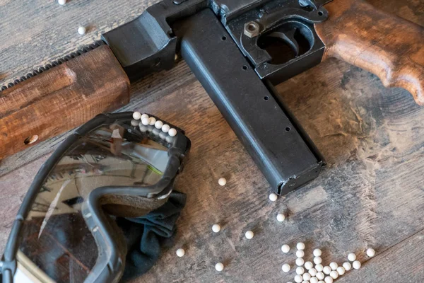 Пневматический Пистолет Защитными Очками Много Пуль — стоковое фото