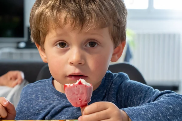 Dondurma Yiyen Çocuk Yakın Plan — Stok fotoğraf