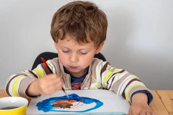 家で絵を描く3歳の少年 — ストック写真