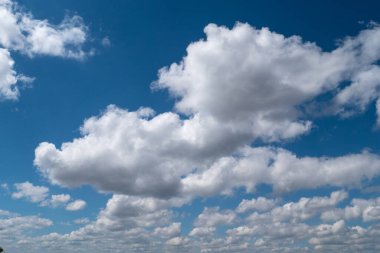 Bulutlu mavi bir gökyüzü