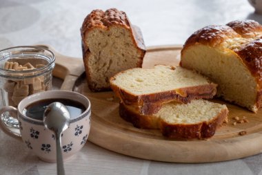 Bir fincan kahve ve ev yapımı brioche.
