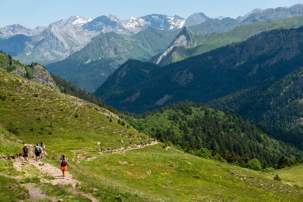 Vandrare Pic Midi Ossaus Väg Franska Pyrenéerna — Stockfoto