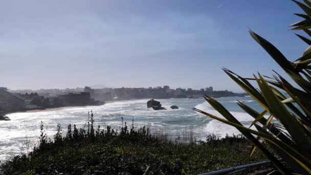 Okyanus Dalgalarıyla Ünlü Biarritz Plajı — Stok video