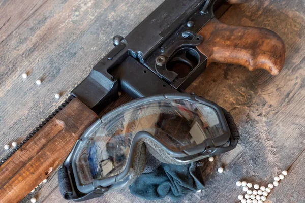 Airsoftová Zbraň Ochranným Brýlí Spoustu Odrážek — Stock fotografie